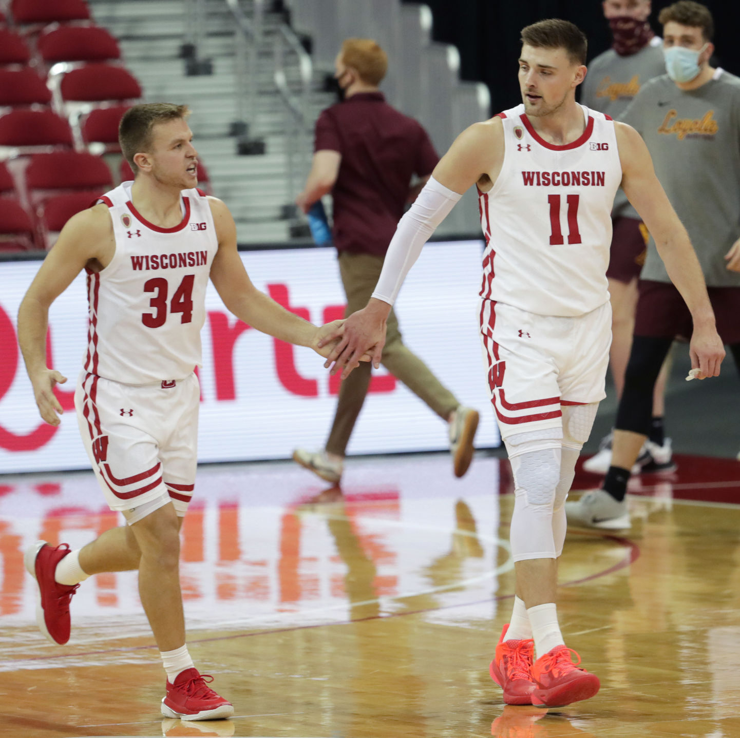 UW 77, Loyola Chicago 63